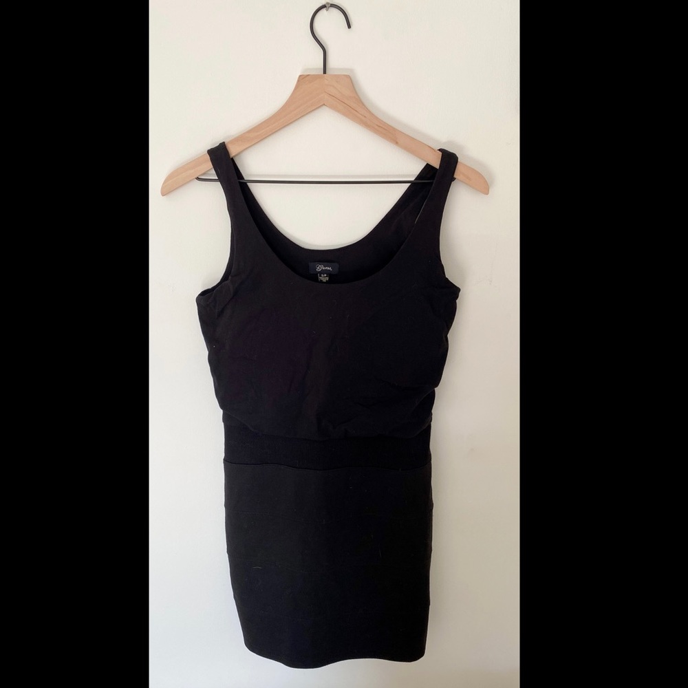 Black bodycon dress